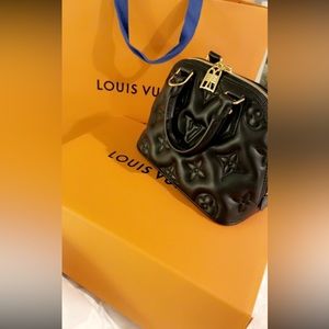 Authentic LV Alma BB